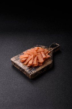 Yiyecek, kurutulmuş kalamar ya da aperatif ya da kurutulmuş et gibi doğranmış. Bira için abur cubur, tasarım için arka plan.