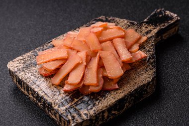 Yiyecek, kurutulmuş kalamar ya da aperatif ya da kurutulmuş et gibi doğranmış. Bira için abur cubur, tasarım için arka plan.