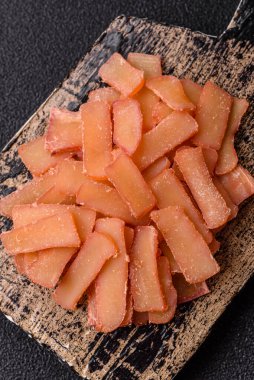 Yiyecek, kurutulmuş kalamar ya da aperatif ya da kurutulmuş et gibi doğranmış. Bira için abur cubur, tasarım için arka plan.