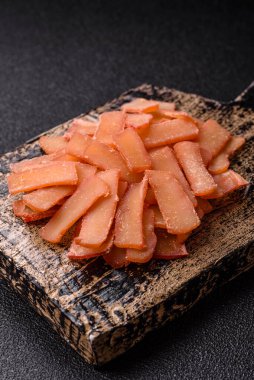 Yiyecek, kurutulmuş kalamar ya da aperatif ya da kurutulmuş et gibi doğranmış. Bira için abur cubur, tasarım için arka plan.