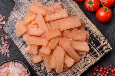 Yiyecek, kurutulmuş kalamar ya da aperatif ya da kurutulmuş et gibi doğranmış. Bira için abur cubur, tasarım için arka plan.