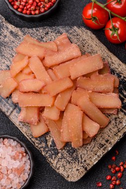 Yiyecek, kurutulmuş kalamar ya da aperatif ya da kurutulmuş et gibi doğranmış. Bira için abur cubur, tasarım için arka plan.