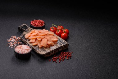 Yiyecek, kurutulmuş kalamar ya da aperatif ya da kurutulmuş et gibi doğranmış. Bira için abur cubur, tasarım için arka plan.