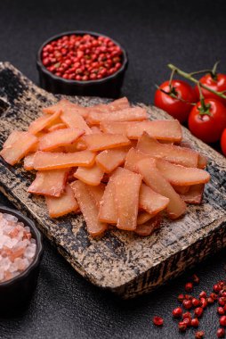 Yiyecek, kurutulmuş kalamar ya da aperatif ya da kurutulmuş et gibi doğranmış. Bira için abur cubur, tasarım için arka plan.