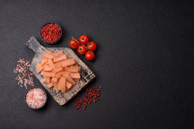 Yiyecek, kurutulmuş kalamar ya da aperatif ya da kurutulmuş et gibi doğranmış. Bira için abur cubur, tasarım için arka plan.