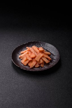 Yiyecek, kurutulmuş kalamar ya da aperatif ya da kurutulmuş et gibi doğranmış. Bira için abur cubur, tasarım için arka plan.