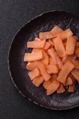 Yiyecek, kurutulmuş kalamar ya da aperatif ya da kurutulmuş et gibi doğranmış. Bira için abur cubur, tasarım için arka plan.