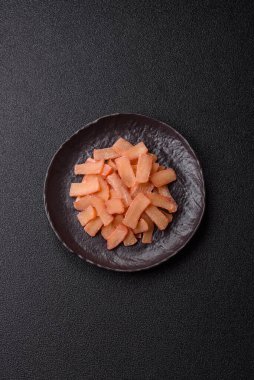 Yiyecek, kurutulmuş kalamar ya da aperatif ya da kurutulmuş et gibi doğranmış. Bira için abur cubur, tasarım için arka plan.