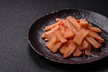 Yiyecek, kurutulmuş kalamar ya da aperatif ya da kurutulmuş et gibi doğranmış. Bira için abur cubur, tasarım için arka plan.