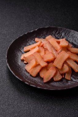 Yiyecek, kurutulmuş kalamar ya da aperatif ya da kurutulmuş et gibi doğranmış. Bira için abur cubur, tasarım için arka plan.