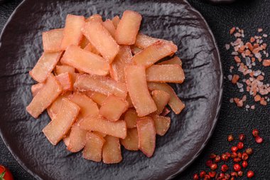 Yiyecek, kurutulmuş kalamar ya da aperatif ya da kurutulmuş et gibi doğranmış. Bira için abur cubur, tasarım için arka plan.