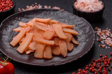 Yiyecek, kurutulmuş kalamar ya da aperatif ya da kurutulmuş et gibi doğranmış. Bira için abur cubur, tasarım için arka plan.