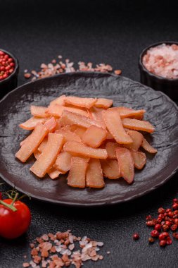 Yiyecek, kurutulmuş kalamar ya da aperatif ya da kurutulmuş et gibi doğranmış. Bira için abur cubur, tasarım için arka plan.