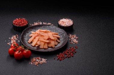 Yiyecek, kurutulmuş kalamar ya da aperatif ya da kurutulmuş et gibi doğranmış. Bira için abur cubur, tasarım için arka plan.