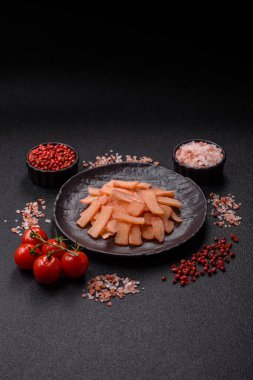 Yiyecek, kurutulmuş kalamar ya da aperatif ya da kurutulmuş et gibi doğranmış. Bira için abur cubur, tasarım için arka plan.