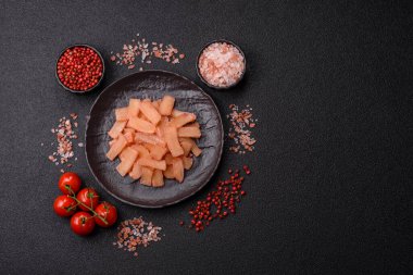 Yiyecek, kurutulmuş kalamar ya da aperatif ya da kurutulmuş et gibi doğranmış. Bira için abur cubur, tasarım için arka plan.