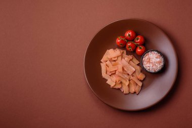 Yiyecek, kurutulmuş kalamar ya da aperatif ya da kurutulmuş et gibi doğranmış. Bira için abur cubur, tasarım için arka plan.