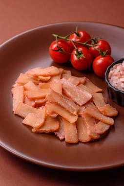 Yiyecek, kurutulmuş kalamar ya da aperatif ya da kurutulmuş et gibi doğranmış. Bira için abur cubur, tasarım için arka plan.