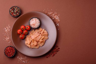 Yiyecek, kurutulmuş kalamar ya da aperatif ya da kurutulmuş et gibi doğranmış. Bira için abur cubur, tasarım için arka plan.