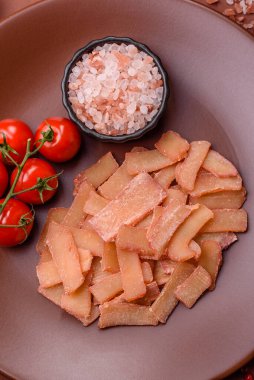 Yiyecek, kurutulmuş kalamar ya da aperatif ya da kurutulmuş et gibi doğranmış. Bira için abur cubur, tasarım için arka plan.