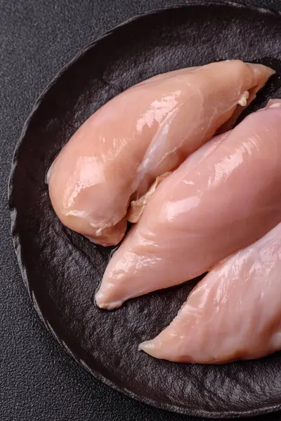 Et, çiğ tavuk fileto, kümes hayvanı göğsü, derisiz ve kemiksiz yemek. Yemek hazırlamak için çiğ tavuk filetosu.