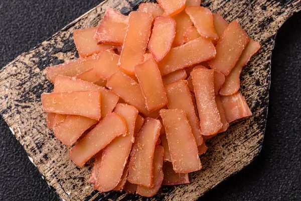 Yiyecek, kurutulmuş kalamar ya da aperatif ya da kurutulmuş et gibi doğranmış. Bira için abur cubur, tasarım için arka plan.