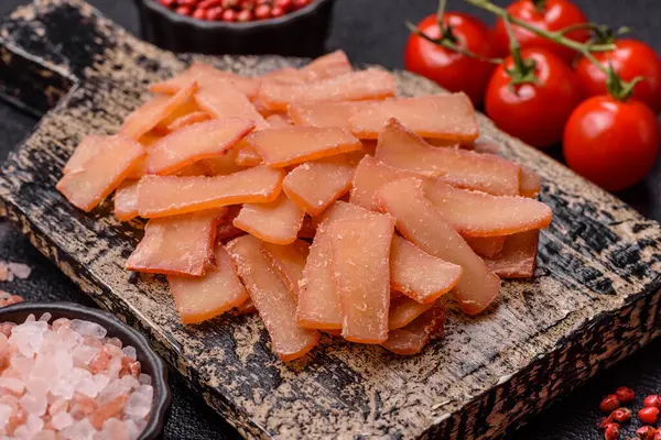 Yiyecek, kurutulmuş kalamar ya da aperatif ya da kurutulmuş et gibi doğranmış. Bira için abur cubur, tasarım için arka plan.