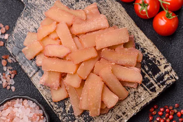 Yiyecek, kurutulmuş kalamar ya da aperatif ya da kurutulmuş et gibi doğranmış. Bira için abur cubur, tasarım için arka plan.