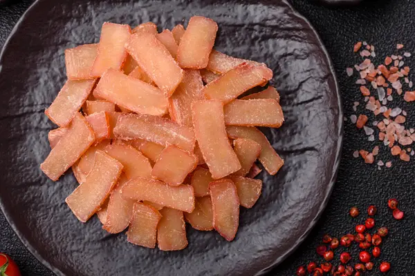 Yiyecek, kurutulmuş kalamar ya da aperatif ya da kurutulmuş et gibi doğranmış. Bira için abur cubur, tasarım için arka plan.