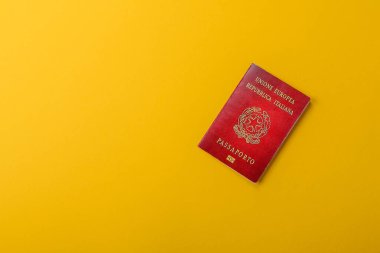 Seyahat, uçmak ve iş yapmak için İtalya pasaportu. İtalyanca belge, sınırı geçmek için kimlik