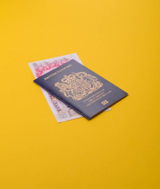 Seyahat etmek, uçmak ve iş yapmak için İngiliz pasaportu. Birleşik Krallık belgesi, sınırı geçmek için kimlik