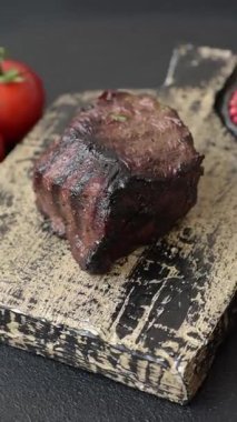 Tuz ve biberli ızgara biftek eti. Biftek ızgarada ızgara. Tasarımın için arka plan olarak.