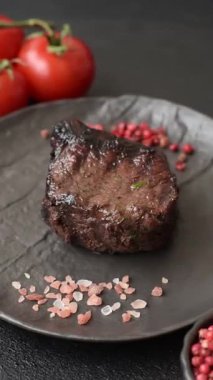 Tuz ve biberli ızgara biftek eti. Biftek ızgarada ızgara. Tasarımın için arka plan olarak.