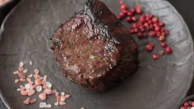 Tuz ve biberli ızgara biftek eti. Biftek ızgarada ızgara. Tasarımın için arka plan olarak.