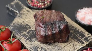 Tuz ve biberli ızgara biftek eti. Biftek ızgarada ızgara. Tasarımın için arka plan olarak.