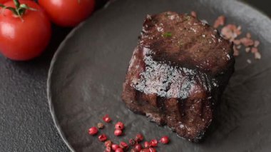 Tuz ve biberli ızgara biftek eti. Biftek ızgarada ızgara. Tasarımın için arka plan olarak.