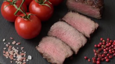 Tuz ve biberli ızgara biftek eti. Biftek ızgarada ızgara. Tasarımın için arka plan olarak.