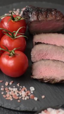 Tuz ve biberli ızgara biftek eti. Biftek ızgarada ızgara. Tasarımın için arka plan olarak.