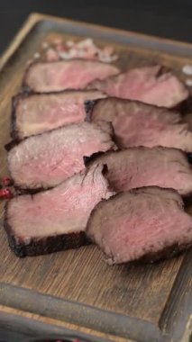 Tuz ve biberli ızgara biftek eti. Biftek ızgarada ızgara. Tasarımın için arka plan olarak.