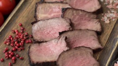 Tuz ve biberli ızgara biftek eti. Biftek ızgarada ızgara. Tasarımın için arka plan olarak.