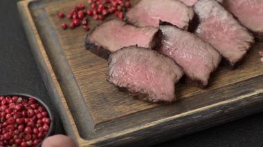 Tuz ve biberli ızgara biftek eti. Biftek ızgarada ızgara. Tasarımın için arka plan olarak.