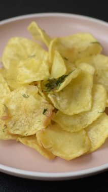 Tuzlu, baharatlı ve sarımsaklı cips. Tasarımınız için arka plan olarak patates pişirdim.