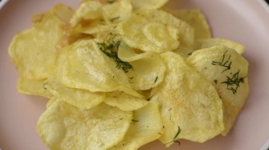 Tuzlu, baharatlı ve sarımsaklı cips. Tasarımınız için arka plan olarak patates pişirdim.