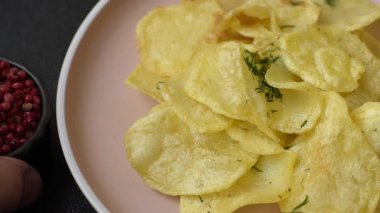 Tuzlu, baharatlı ve sarımsaklı cips. Tasarımınız için arka plan olarak patates pişirdim.