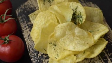 Tuzlu, baharatlı ve sarımsaklı cips. Tasarımınız için arka plan olarak patates pişirdim.