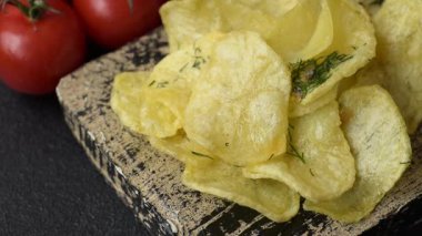 Tuzlu, baharatlı ve sarımsaklı cips. Tasarımınız için arka plan olarak patates pişirdim.