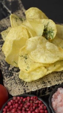 Tuzlu, baharatlı ve sarımsaklı cips. Tasarımınız için arka plan olarak patates pişirdim.