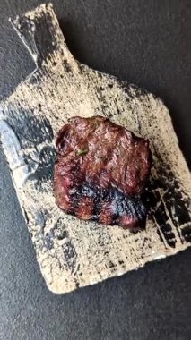 Tuz ve biberli ızgara biftek eti. Biftek ızgarada ızgara. Tasarımın için arka plan olarak.