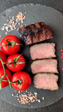 Tuz ve biberli ızgara biftek eti. Biftek ızgarada ızgara. Tasarımın için arka plan olarak.