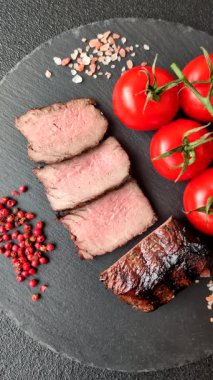 Tuz ve biberli ızgara biftek eti. Biftek ızgarada ızgara. Tasarımın için arka plan olarak.